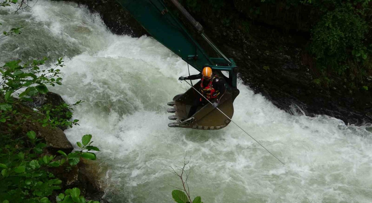 Uzungöle gelen Suudi Arabistanın Ankara Büyükelçisi Al-Nasr, vatandaşı olan kayıp çocuğun arama çalışmalarını yerinde inceledi
