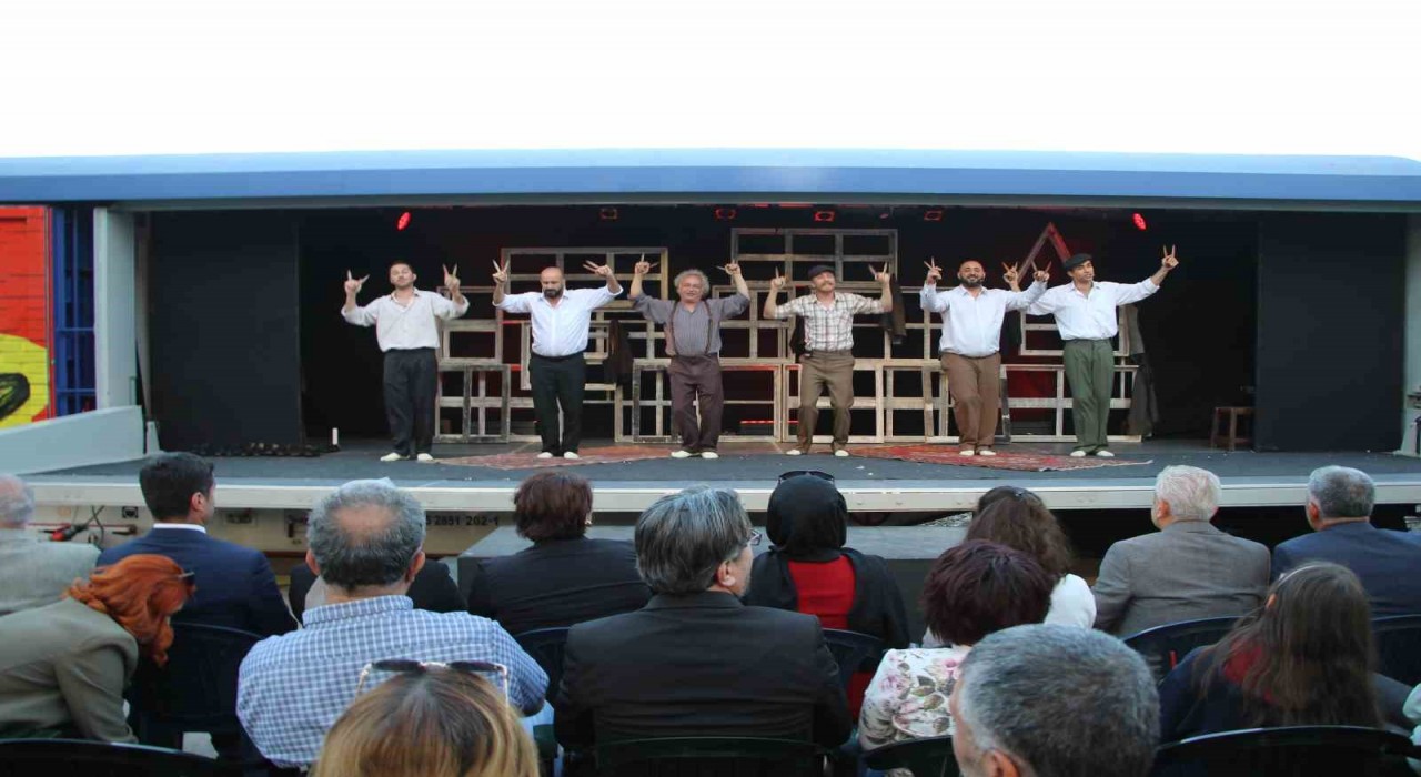 Vagon Sahne Uşak Tren Garında perdelerini açtı