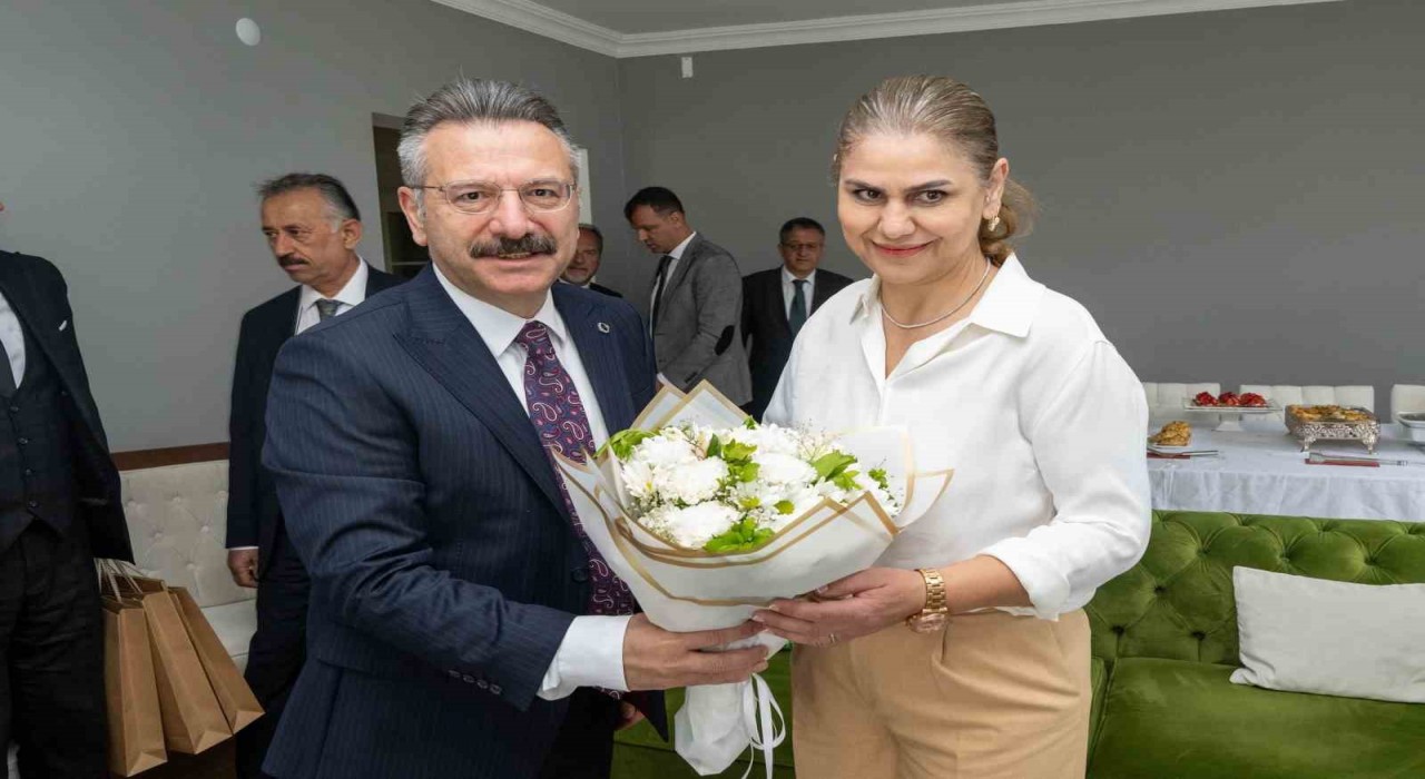 Vali Aksoy engelli birey annesi ve öğretmeni Neşe Uyguneri ziyaret etti