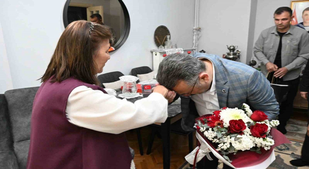 Vali Aksoydan şehit annesine Anneler Günü ziyareti