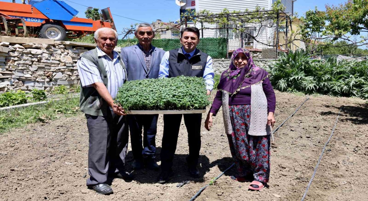 Vali Aygöl yarım asırlık evli Tekin ailesine misafir oldu