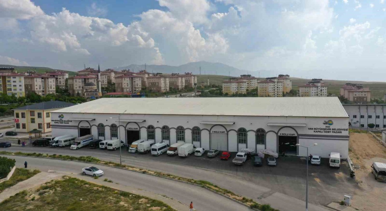 Vali Balcı, kapalı semt pazarı esnafını ziyaret etti