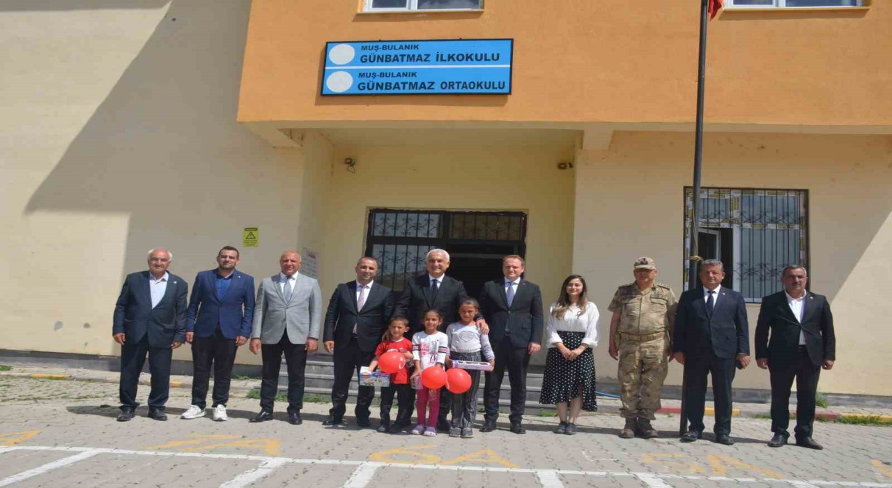 Vali Çakırdan öğrencilere tavsiye: Çok kitap okuyun