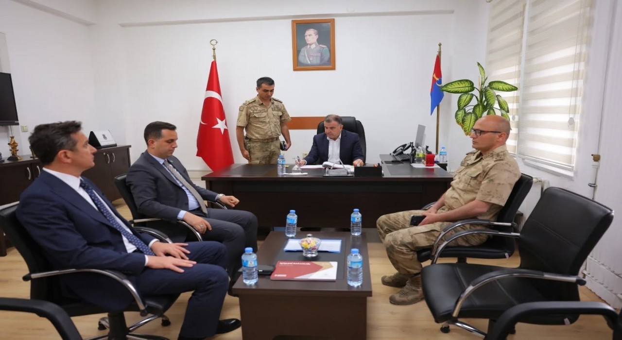 Vali Eldivan Demirözünde jandarma personeliyle bir araya geldi