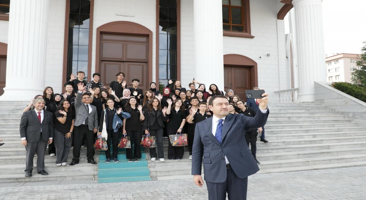 Vali Musa Işın gençlerle Türkiye Yüzyılı Kariyer Fırsatları panelinde buluştu