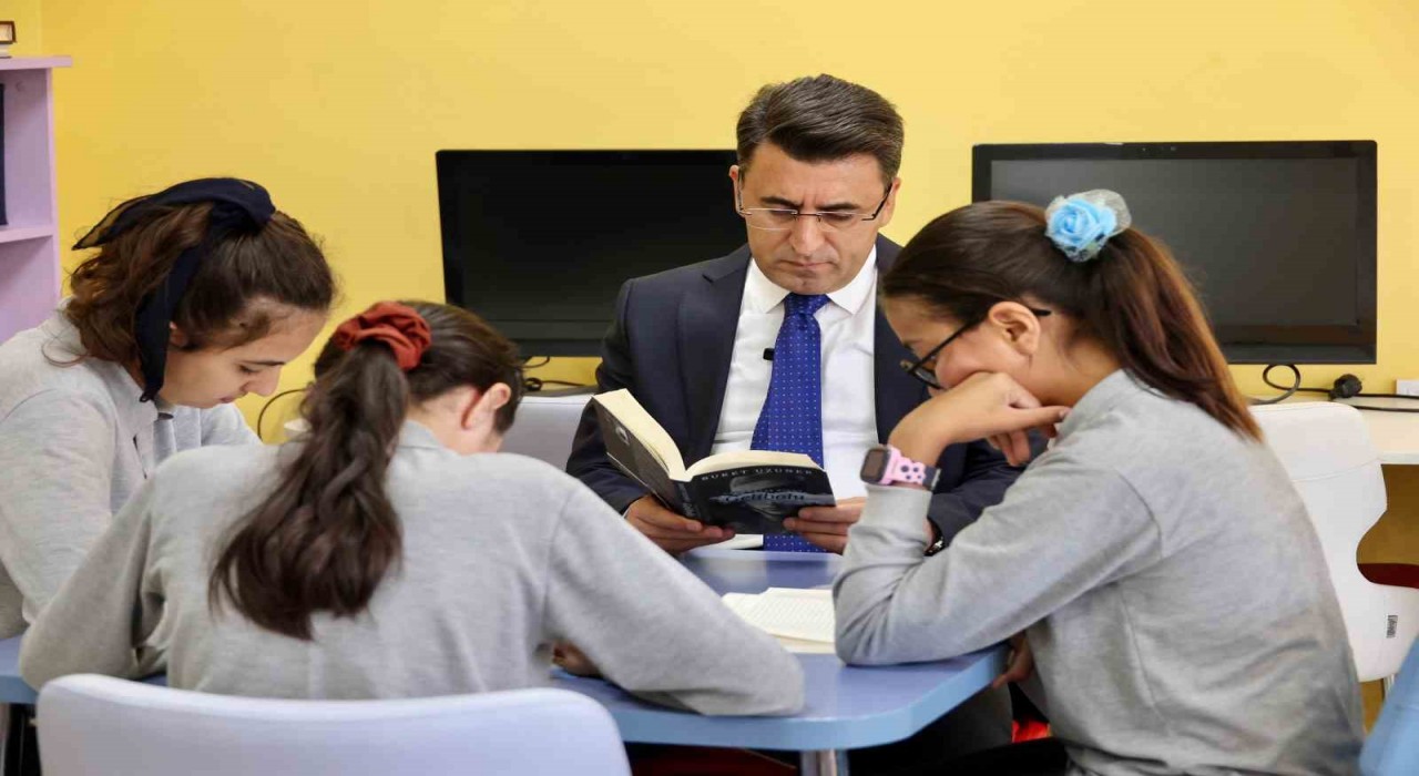 Vali Şefik Aygöl, öğrencilerle kitap okudu