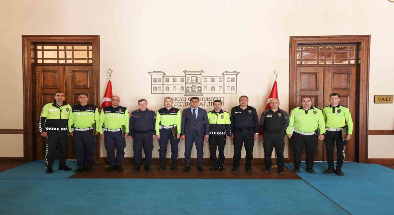 Vali Şefik Aygölden trafik personeline başarı belgesi