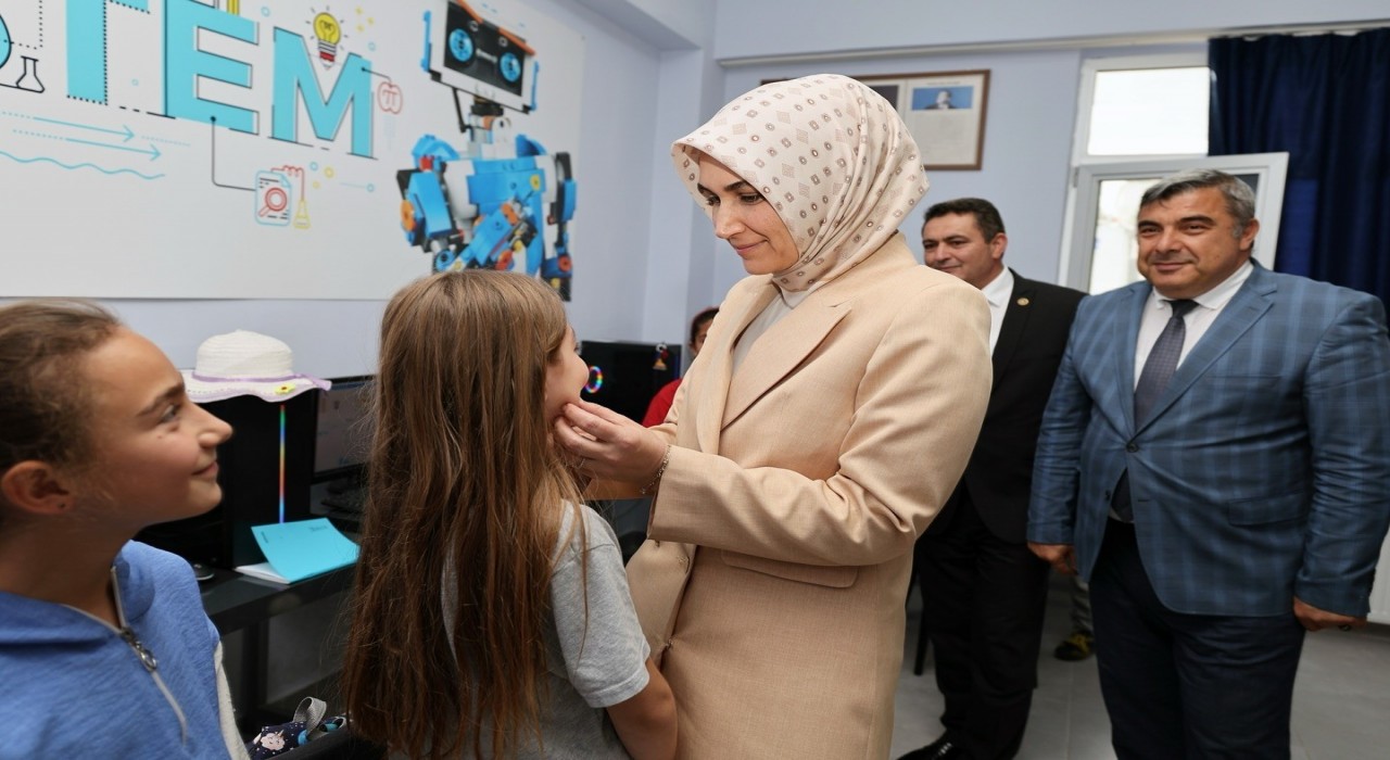Vali Yiğitbaşı, Kodlama ve Sanat Atölyesini ziyaret etti