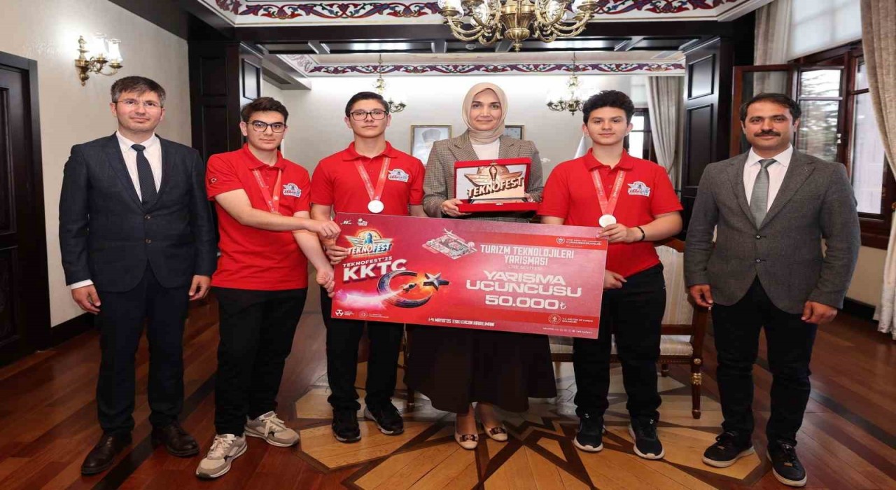 Vali Yiğitbaşı, TEKNOFEST KKTC 2025te dereceye giren HasCode Takımını kabul etti