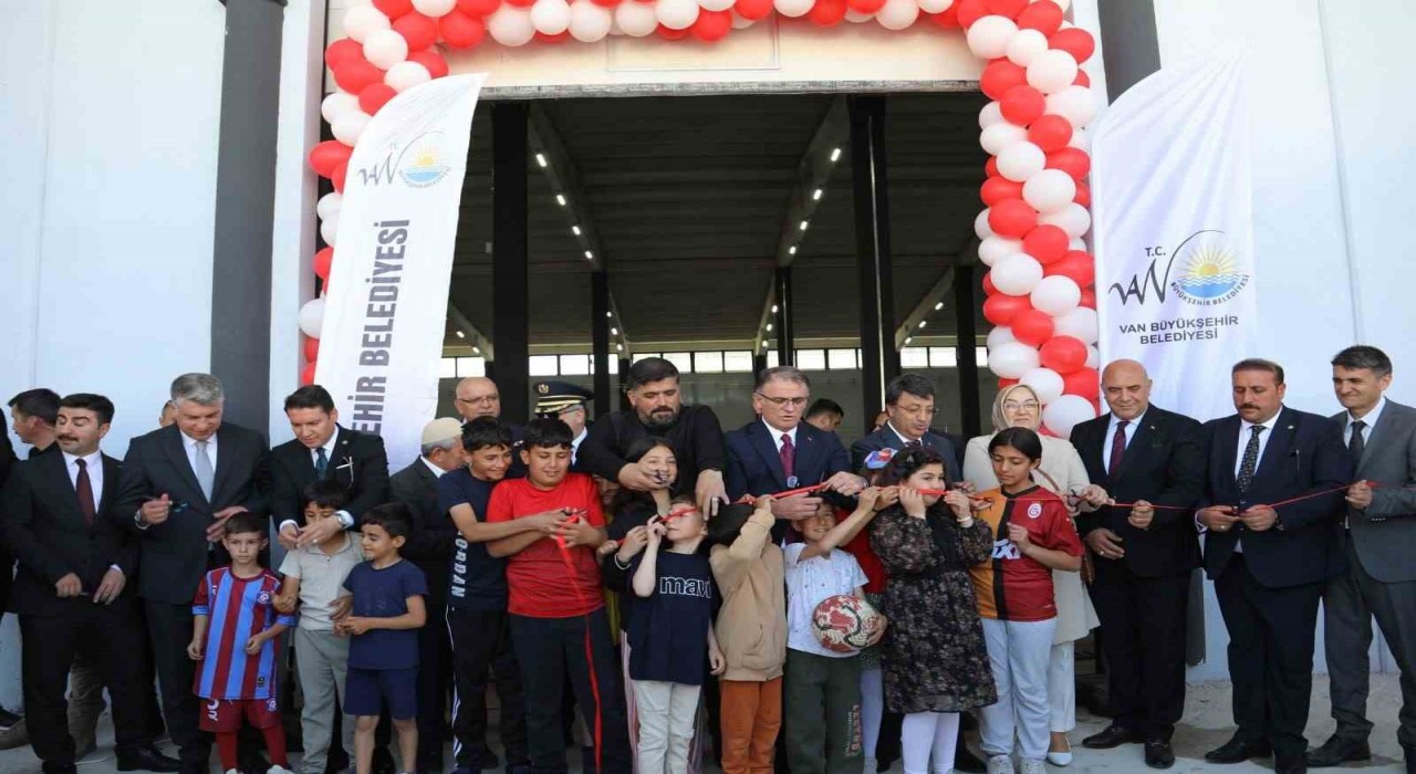 Van Büyükşehir Belediyesi Kalecik Kapalı Semt Pazarı hizmete açıldı