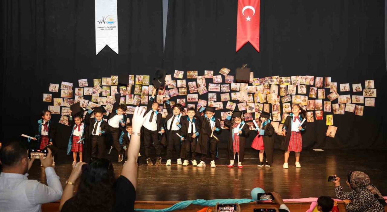 Van Büyükşehir Belediyesinin kreş öğrencilerinden yılsonu etkinliği