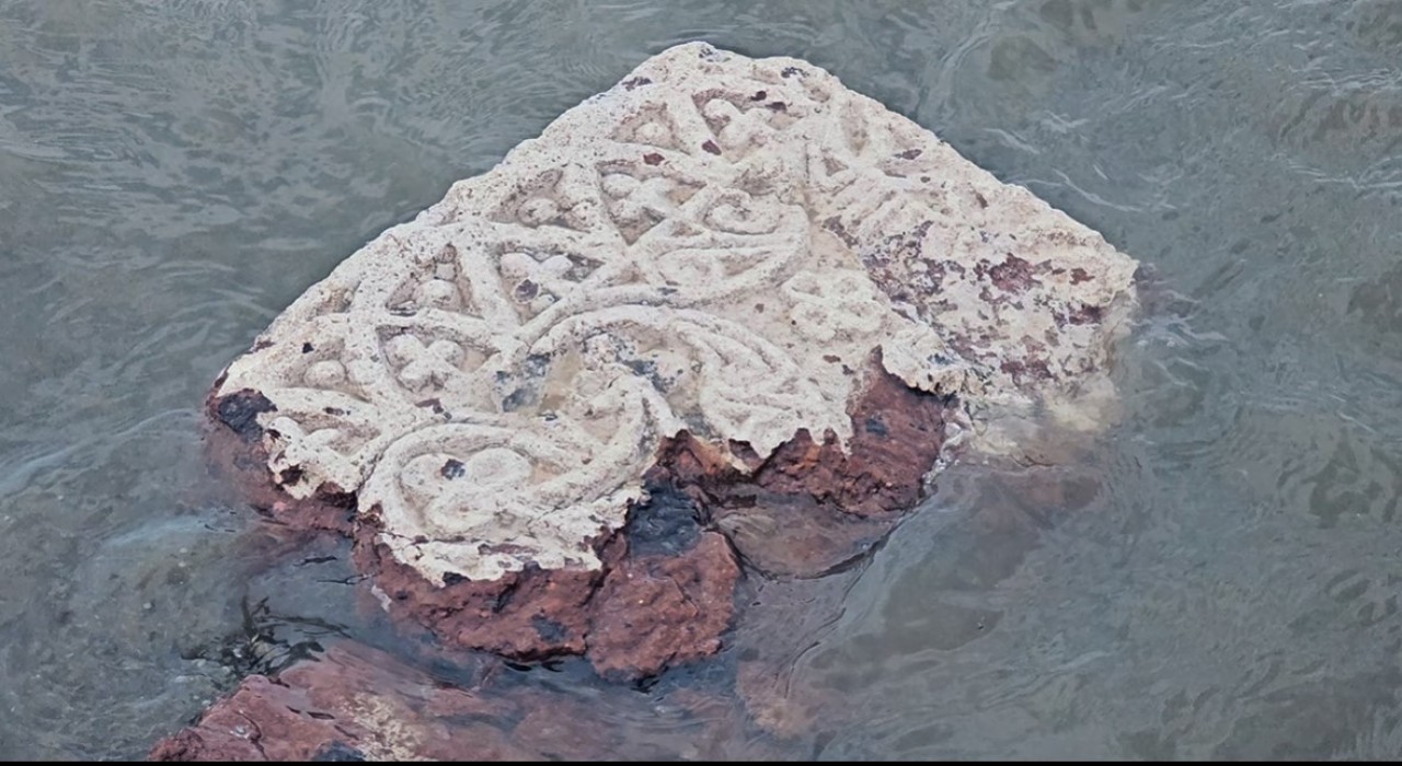 Van Gölündeki tarihi mezarlar definecilerin hedefi oldu