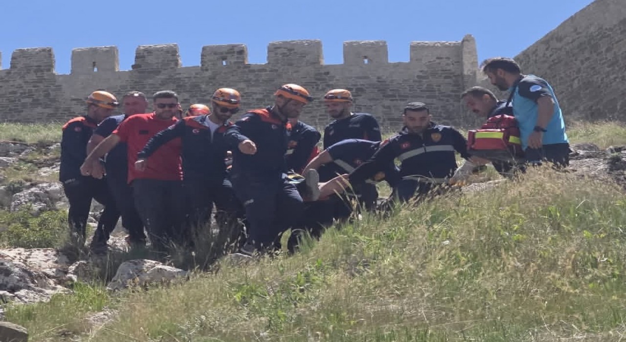 Van Kalesinde kayalıklarda mahsur kalan şahıs kurtarıldı