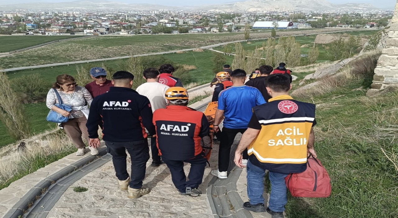 Van Kalesinden düşen yaşlı kadın kurtarıldı