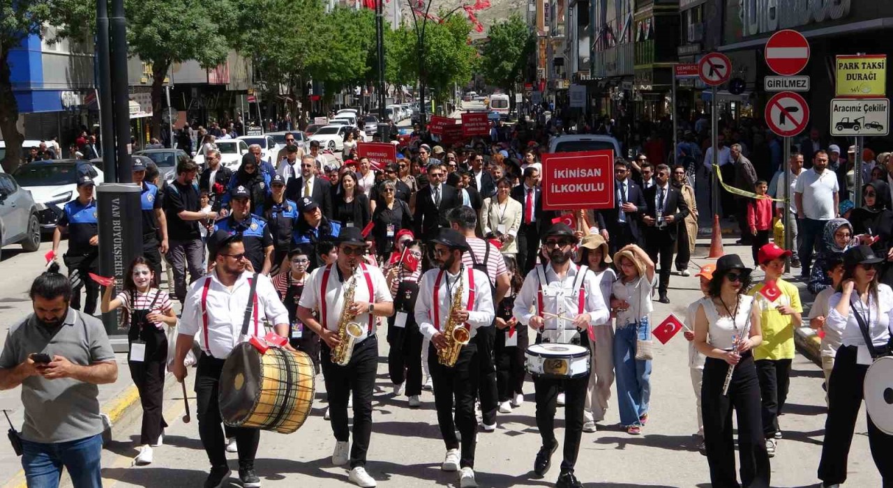 Vanda ‘22. Akdamar Çocuk ve Gençlik Tiyatroları Şenliği başladı