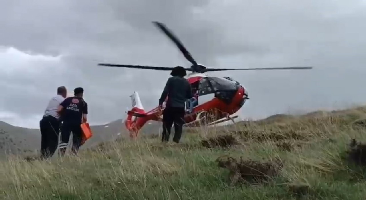 Vanda dağda mahsur kalan şahıs helikopter ambulansla kurtarıldı