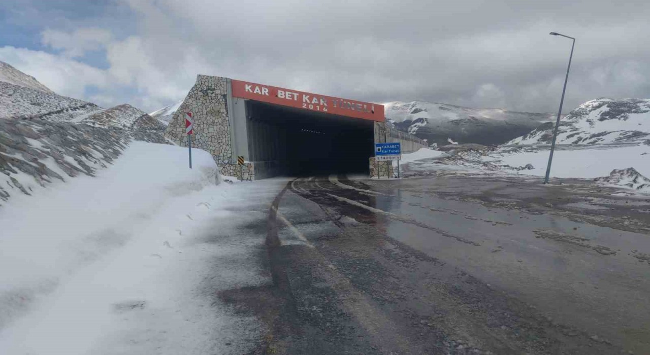 Vanda dağların zirvesinde kar, ovalarında çiçek