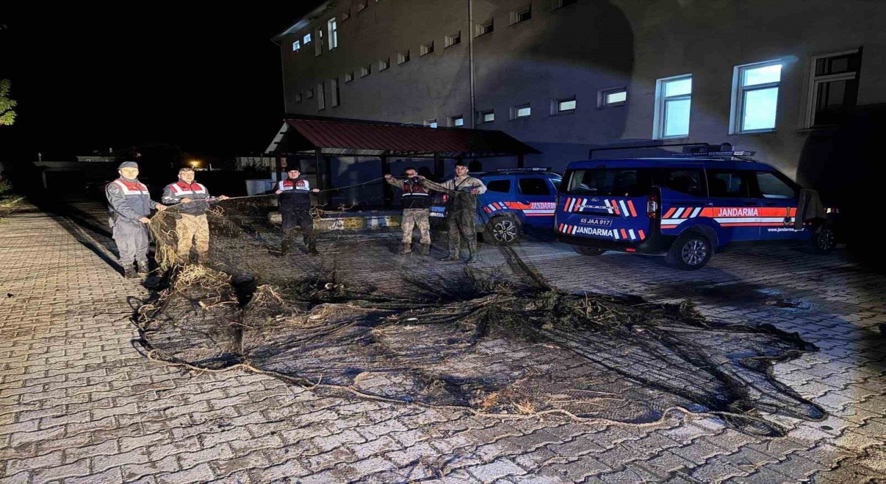 Vanda ele geçirilen 1 ton canlı balık suya bırakıldı