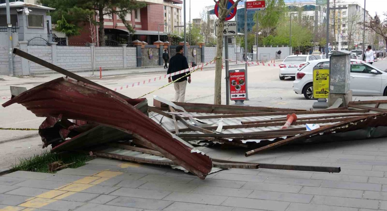Vanda etkili olan fırtına çatıları uçurdu, ağaçları devirdi