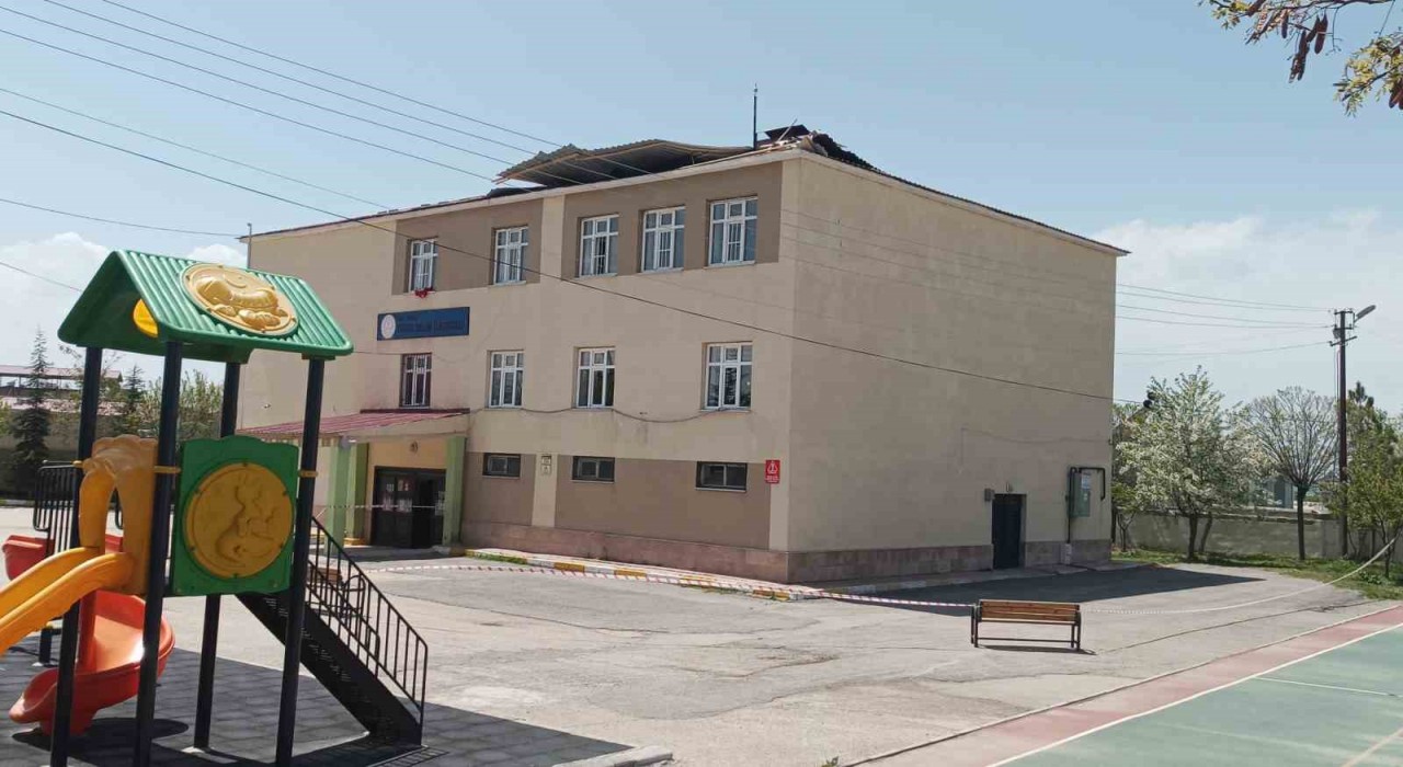 Vanda fırtına okulun çatısını uçurdu