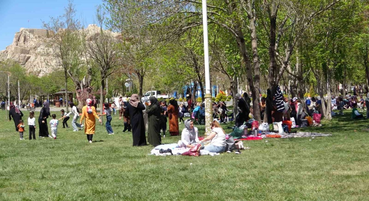 Vanda Hıdırellez etkinliği renkli görüntülere sahne oldu