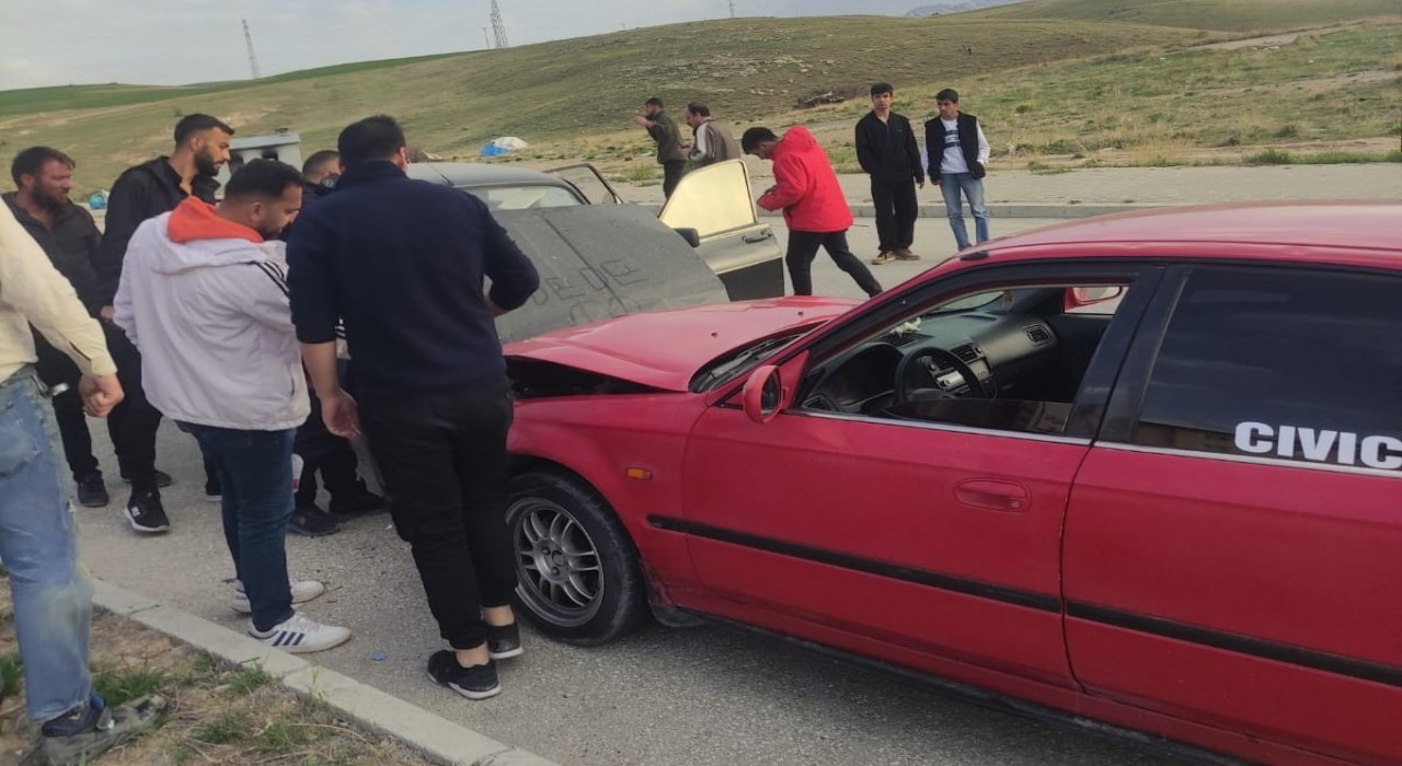 Vanda iki otomobil kafa kafaya çarpıştı: 1 yaralı