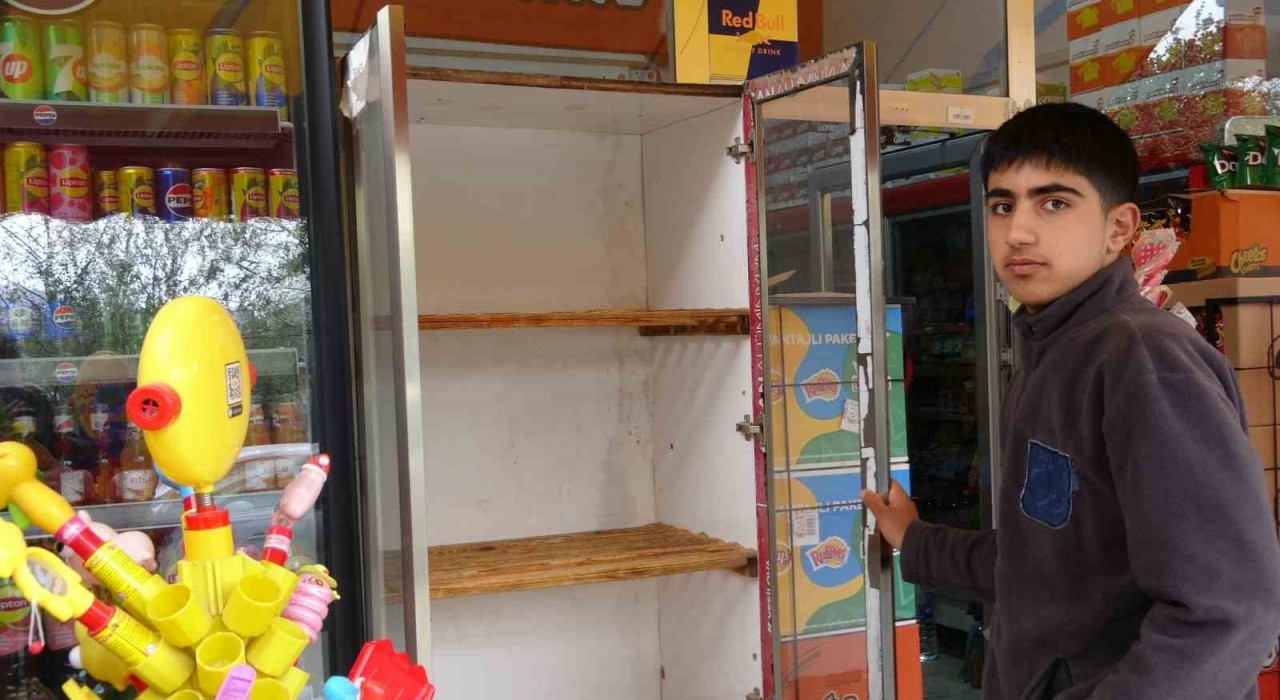 Vanda market ve bakkalların ekmek dolapları boş kaldı