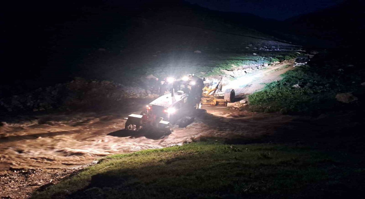 Vanda pancar toplamaya giden vatandaşlar su seviyesi yükselince mahsur kaldı