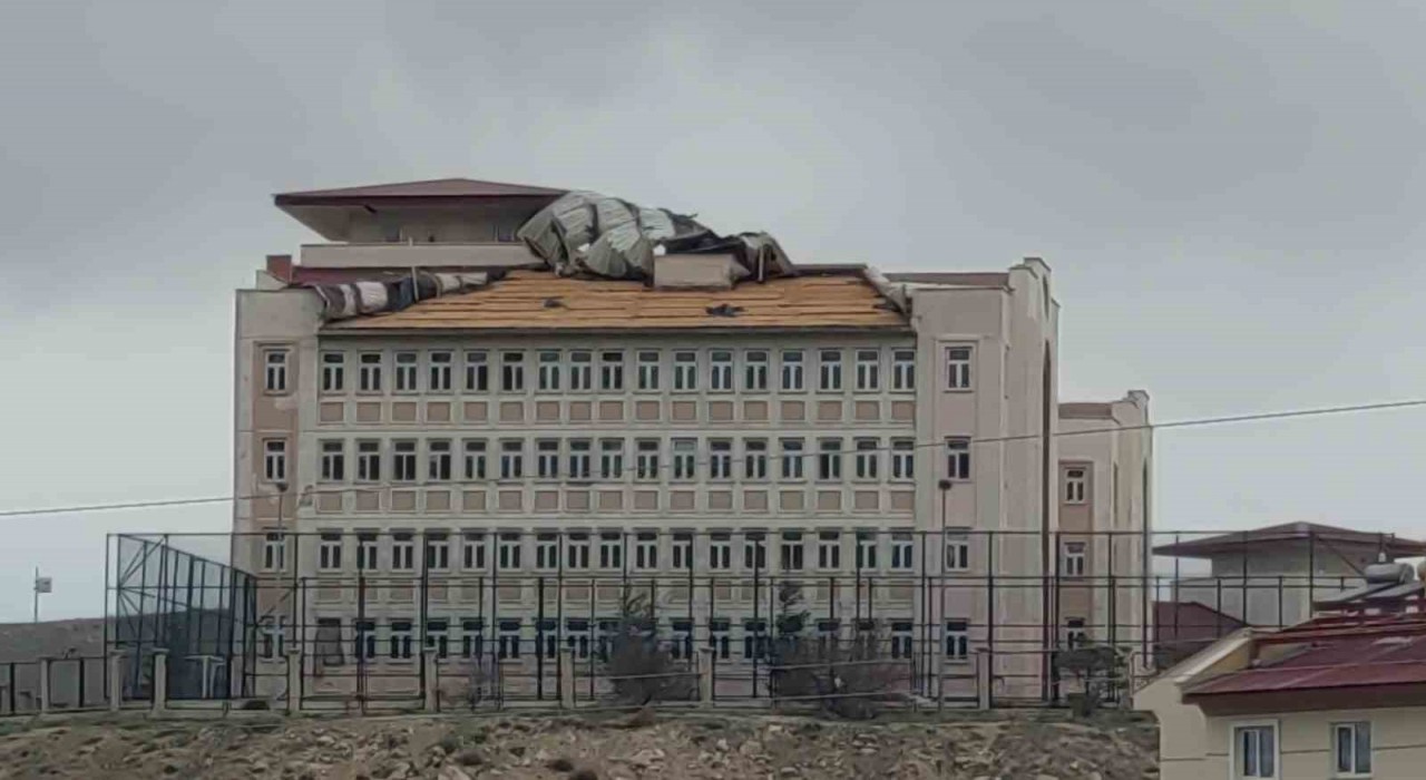 Vanda şiddetli fırtına: Çatılar uçtu