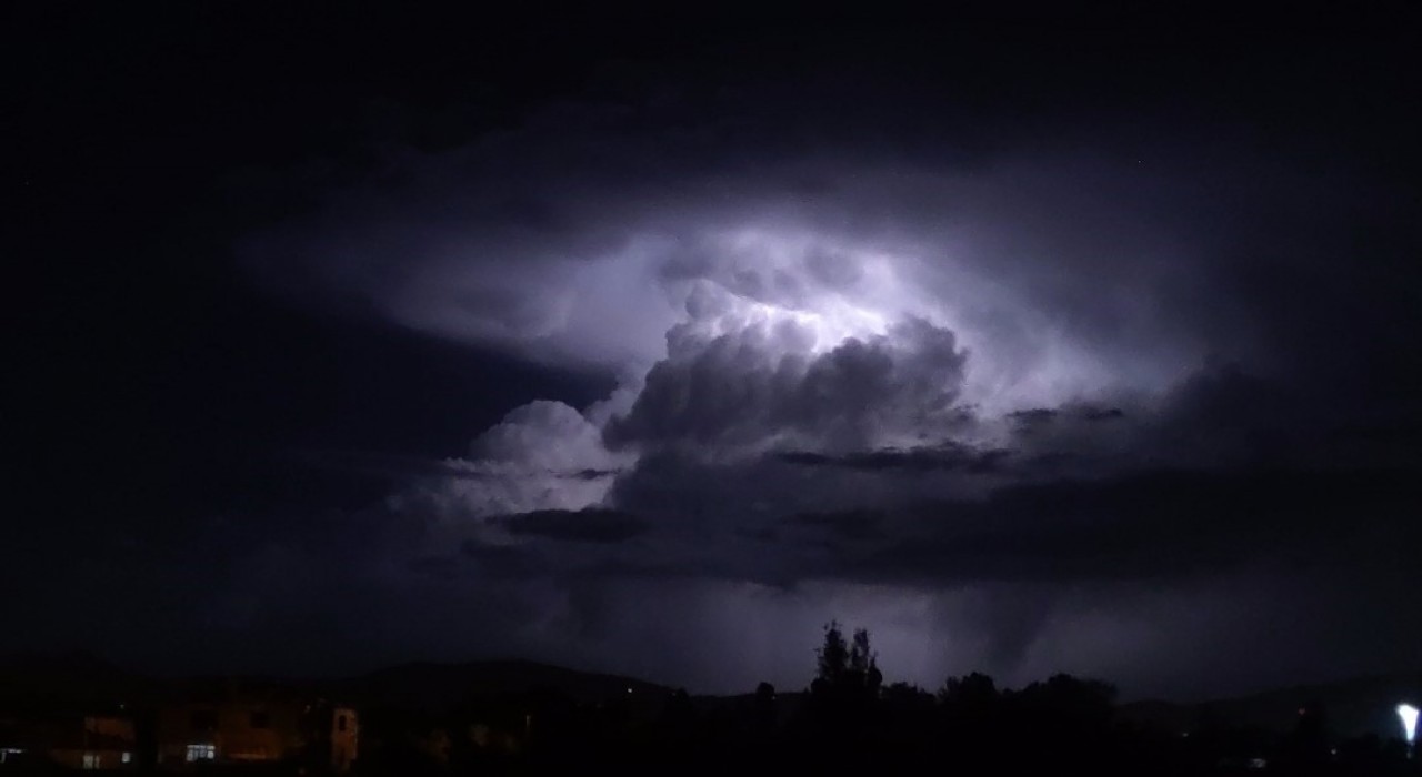 Vanda şimşeklerin bulutlarla dansı