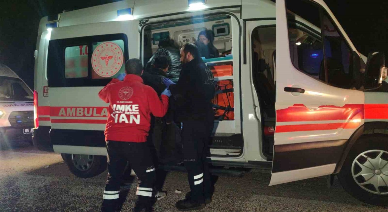 Vanda yolcu otobüsü devrildi: 28 yaralı