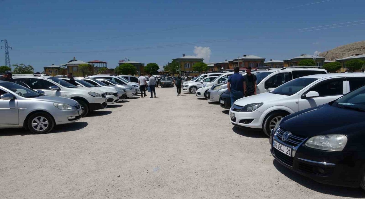 Vandaki oto pazarı satıcılarla doldu