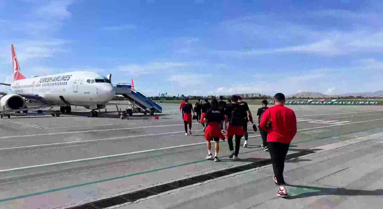 Vanspor kafilesi uçakla Elazığa gitti