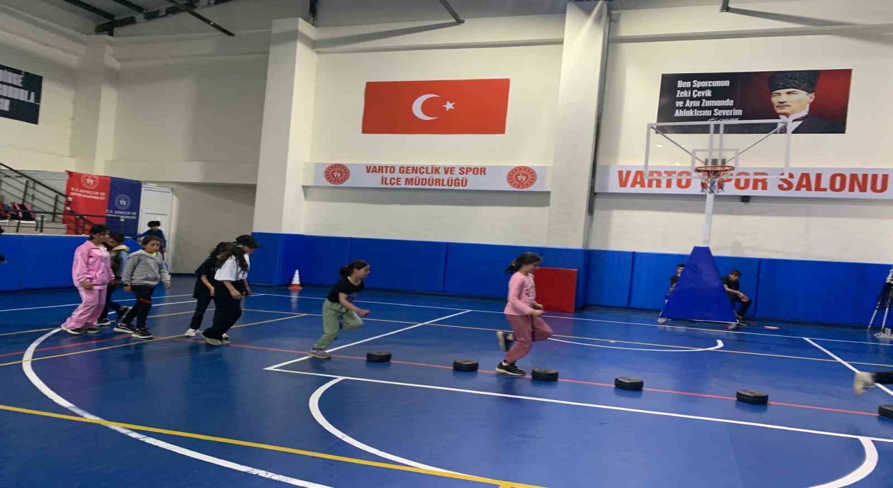 Vartoda açılan atletizm kursunda geleceğin sporcuları yetişiyor