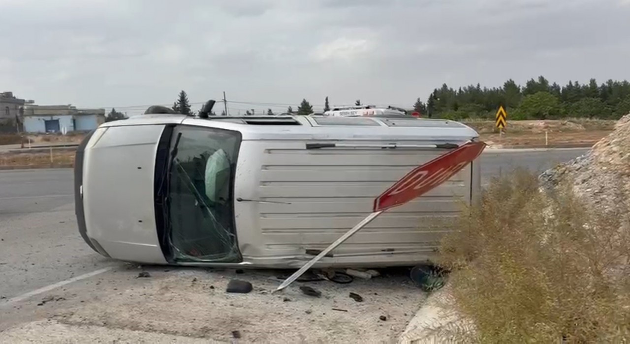 Viraja hızlı giren aracı DUR tabelası durdurdu