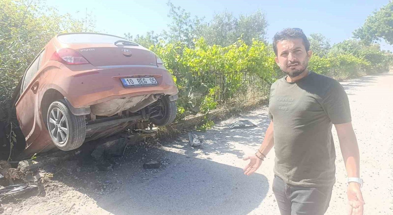 Virajı alamayan araçlar bahçeye uçuyor