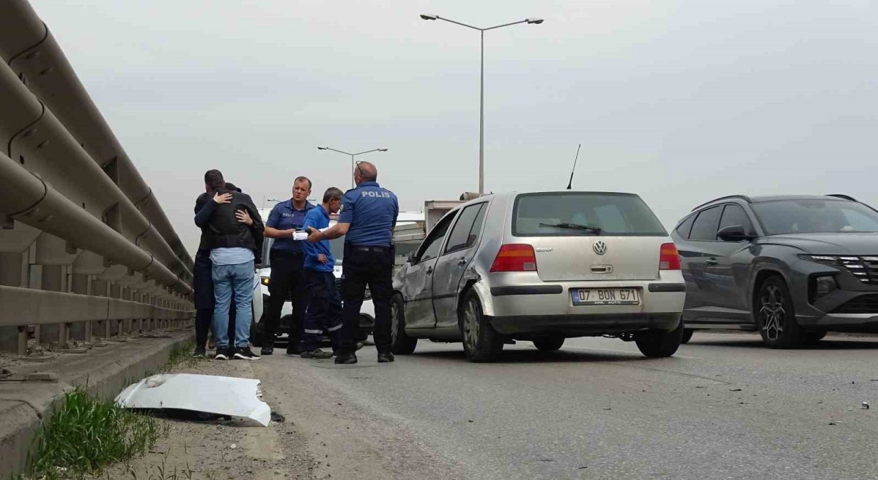 Viyadük üstünde yakıt tankerinin karıştığı kaza: 1 yaralı