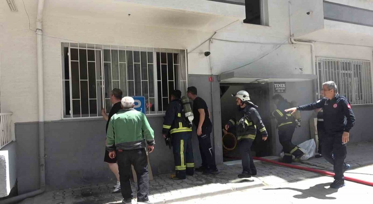 Yalovada apartman dairesinde çıkan yangında bir kişi dumandan etkilendi