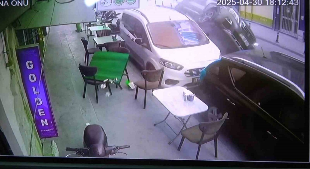 Yalovada park halindeki araçlara çarpan cip yan yattı