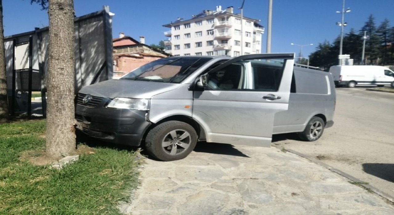 Yalvaçta ticari araç ile otomobil çarpıştı: 1 yaralı