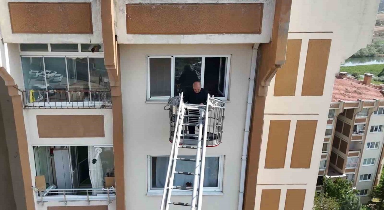 Yangın paniğe neden oldu, apartman sakinleri itfaiye merdiveniyle tahliye edildi