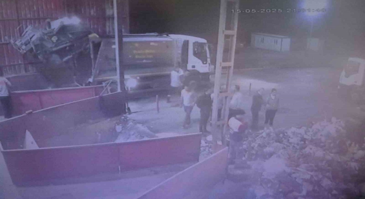 Yanlışlıkla çöpe atılan hatıra kolye 7 ton çöpün içinde bulundu