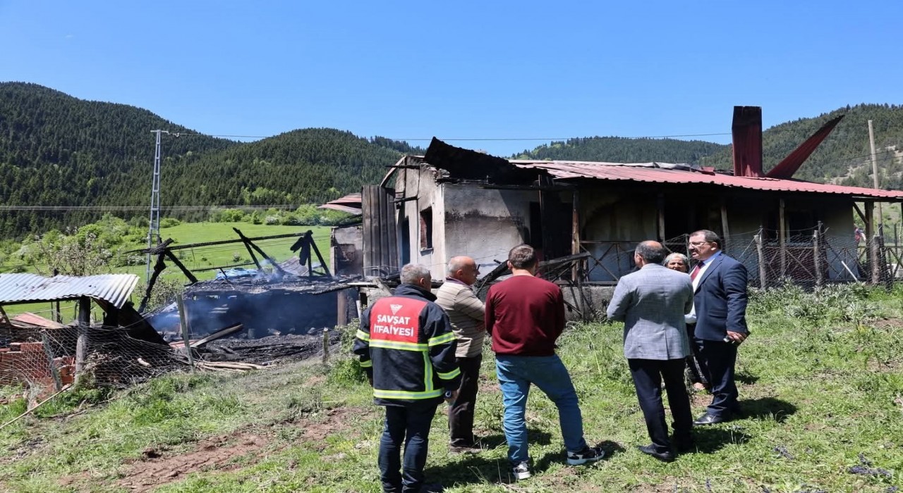 Yaşlı kadına ait ev çıkan yangında kül oldu