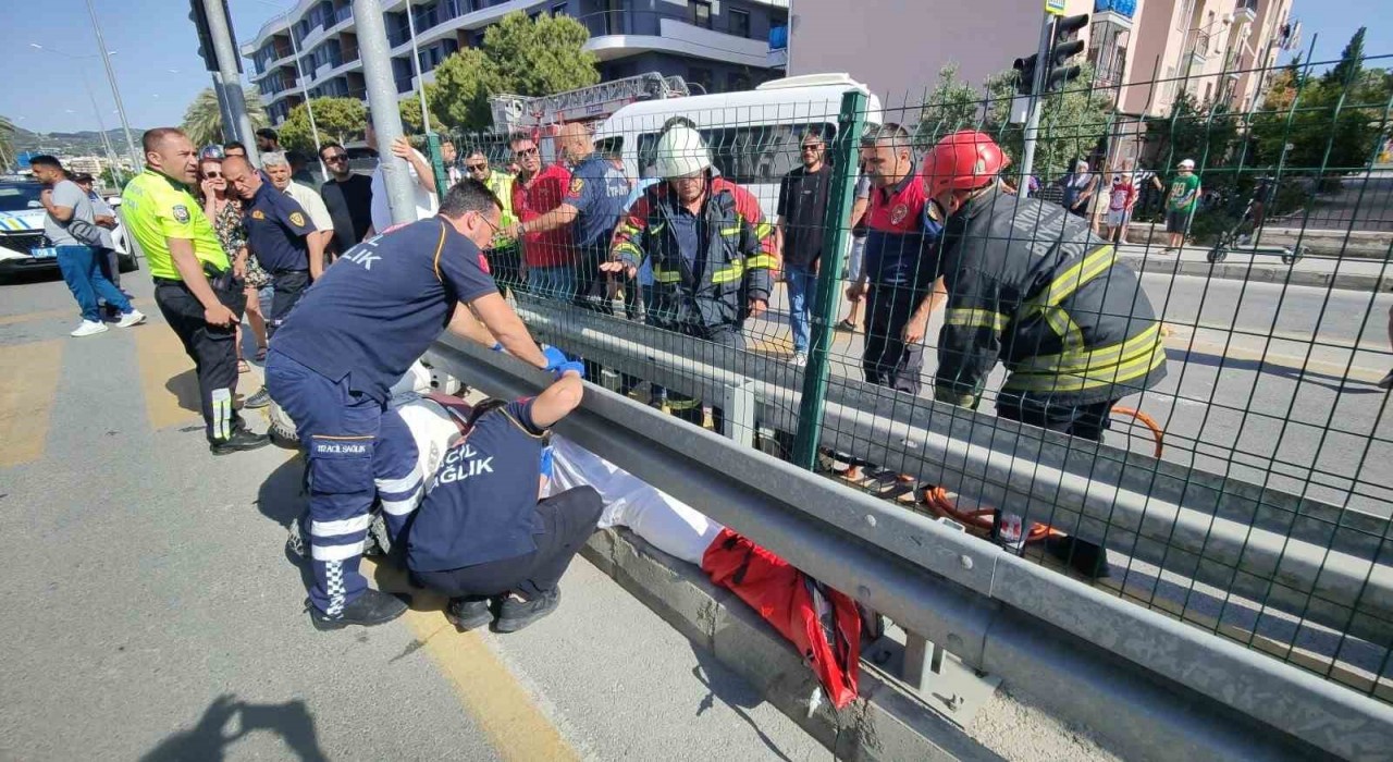 Yaya geçidini kullanan motosiklete servis aracı çarptı: 1i ağır 2 yaralı