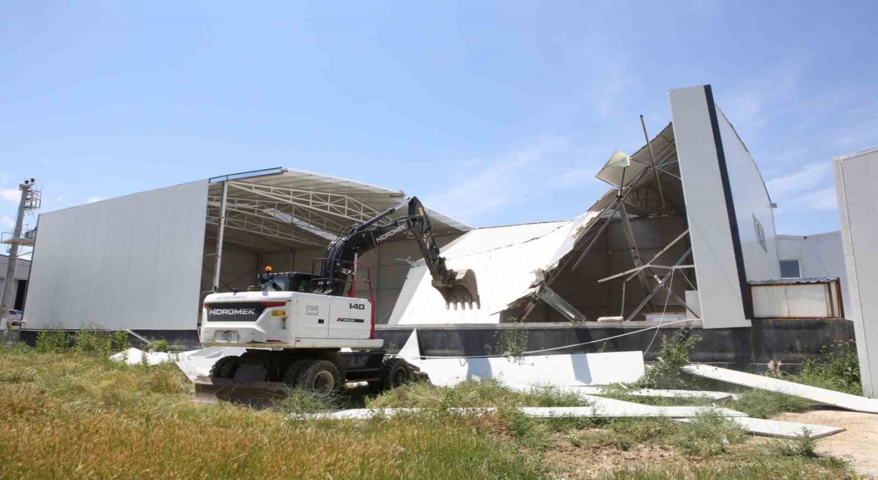 Yaylacıkta kaçak depo yıkıldı