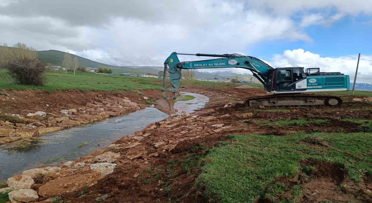 Yaylapınarda taş tahkimat ve dere yatağı tanzim çalışmaları sürüyor