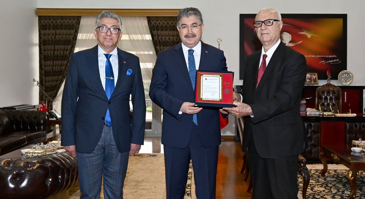 Yazar Işıkbol’a Bronz Madalya ve Berat: Kitap Gelirini TSK Güçlendirme Vakfı’na Bağışladı