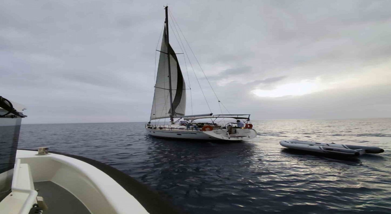 Yelkenli teknede 2 göçmen kaçakçısı ve 33 düzensiz göçmene yakalandı