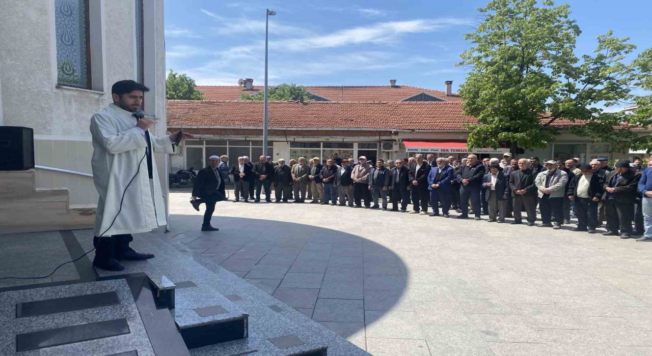 Yenicede cuma namazı sonrası yağmur duası