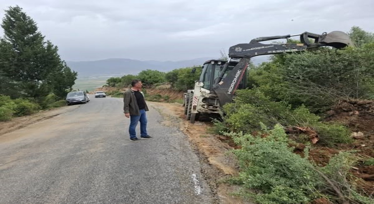 Yenipazarda yol genişletme çalışmaları sürüyor